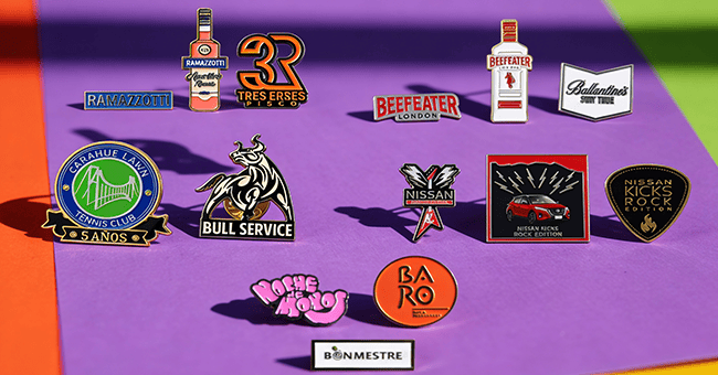 Variada colección de Pines Metálicos personalizados fabricados por Rey del Pin para marcas reconocidas como Nissan, Beefeater, Ramazzotti y Ballantine's.